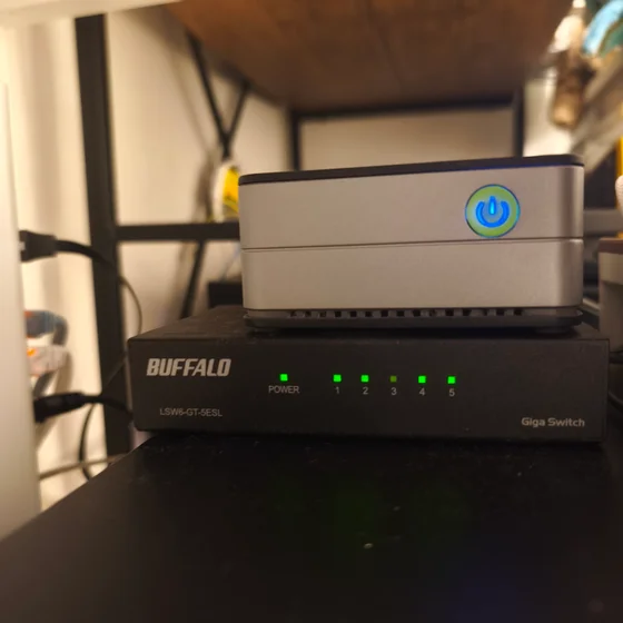 ミニPCとネットワークスイッチ